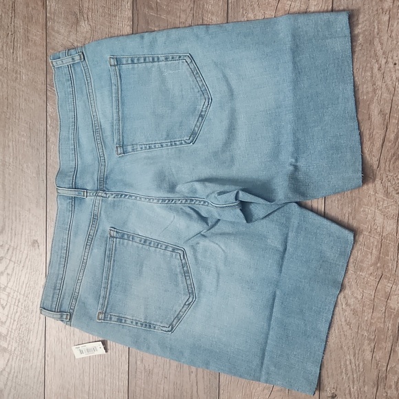 Amazon Essentials Men's Straight-Fit 9" Inseam Cut-Off Denim Short - Picture 4 of 8